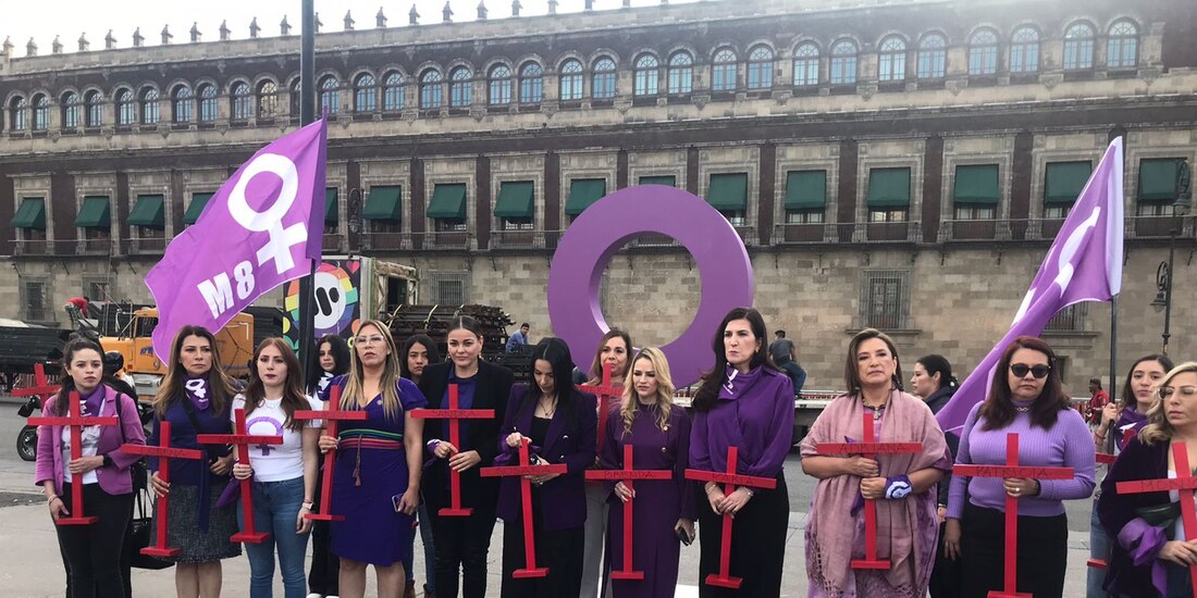 Mujeres panistas realizaron este martes una protesta en el Zócalo.