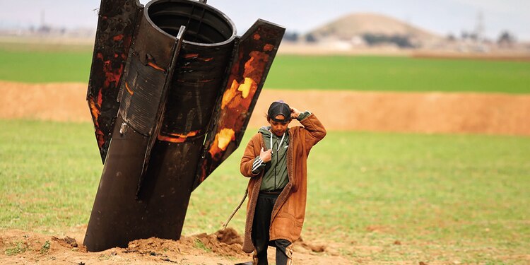 Pastor se aleja de un proyectil iraní sin explotar en Siria, ayer.