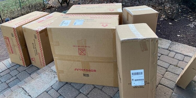 Cajas de la compra de casi dos mil dólares.