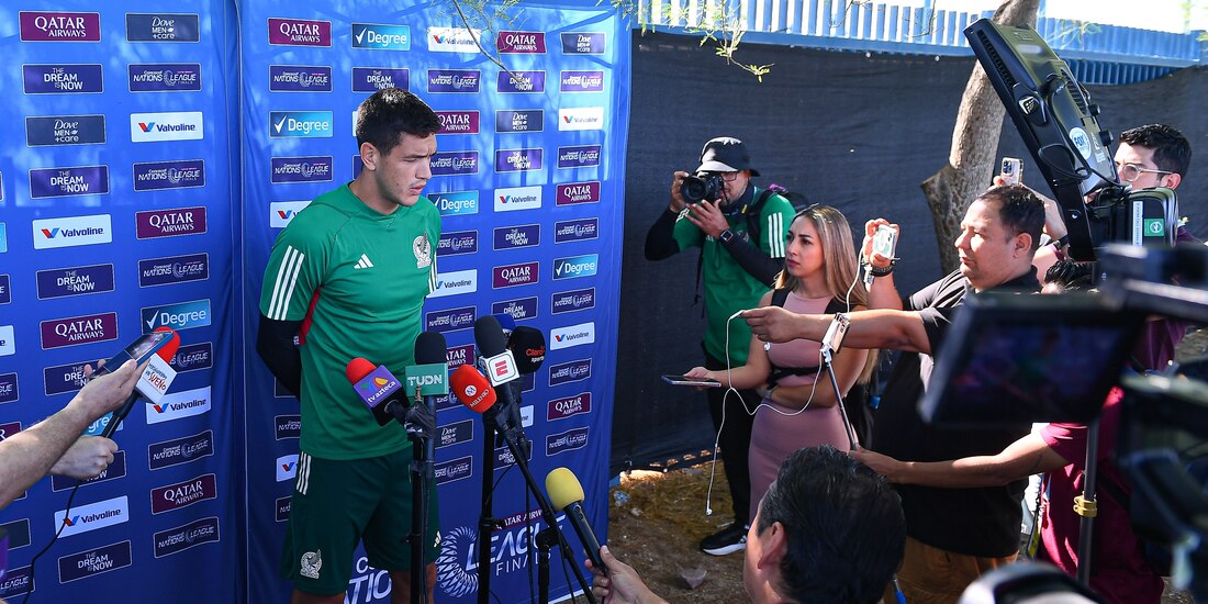 César Montes en el entrenamiento de la Selección Mexicana previo al partido por el tercer lugar de la Liga de Naciones Concacaf 2022-2023