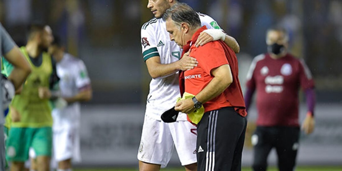 Raúl Jiménez y Gerardo "Tata" Martino después de un partido de la Selección Mexicana en las eliminatorias hacia Qatar 2022.