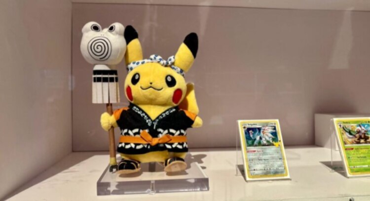 un peluche del famoso Pikachu también se exhibe.
