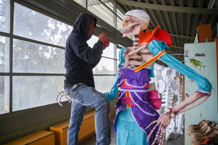 Calaveras y cráneos que formarán parte del Desfile Internacional de Día de Muertos.