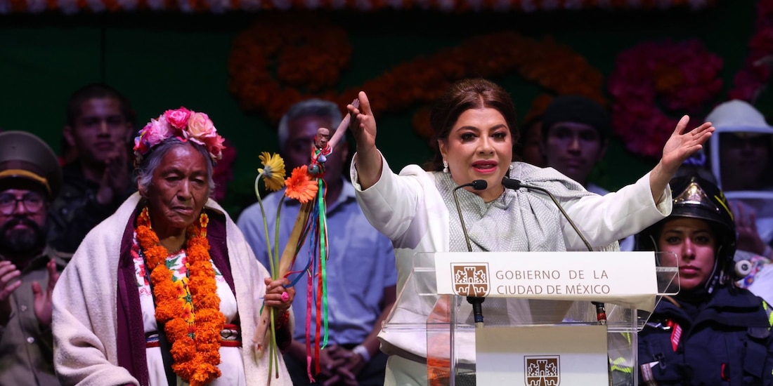 Comunidades indígenas y afromexicanas entregan bastón de mando a Clara Brugada.