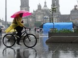 CIUDAD DE MÉXICO, 19JULIO2024.- Transeúntes se cubren de las fuertes lluvias presentadas en el Centro de la capital.
FOTO: GRACIELA LÓPEZ/CUARTOSCURO.COM