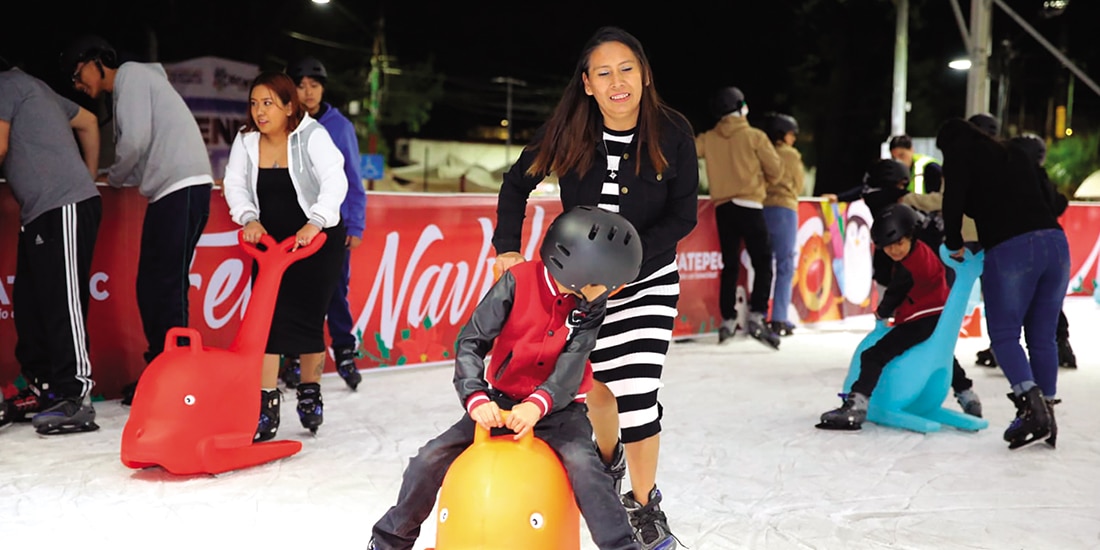 Familias de Ecatepec disfrutan de las atracciones navideñas del municipio.