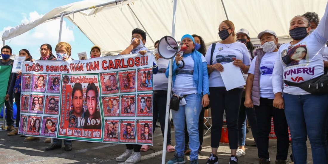 Familiares de desaparecidos en el Zócalo