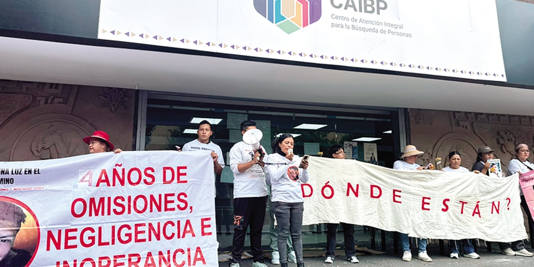 Familias de personas desaperecidos, ayer, durante una protesta.