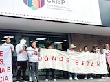 Familias de personas desaperecidos, ayer, durante una protesta.