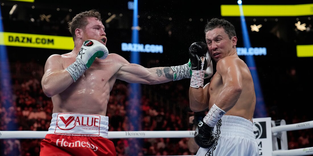 "Canelo" Álvarez conecta un golpe a Gennady Golovkin en su pelea de box en Las Vegas.