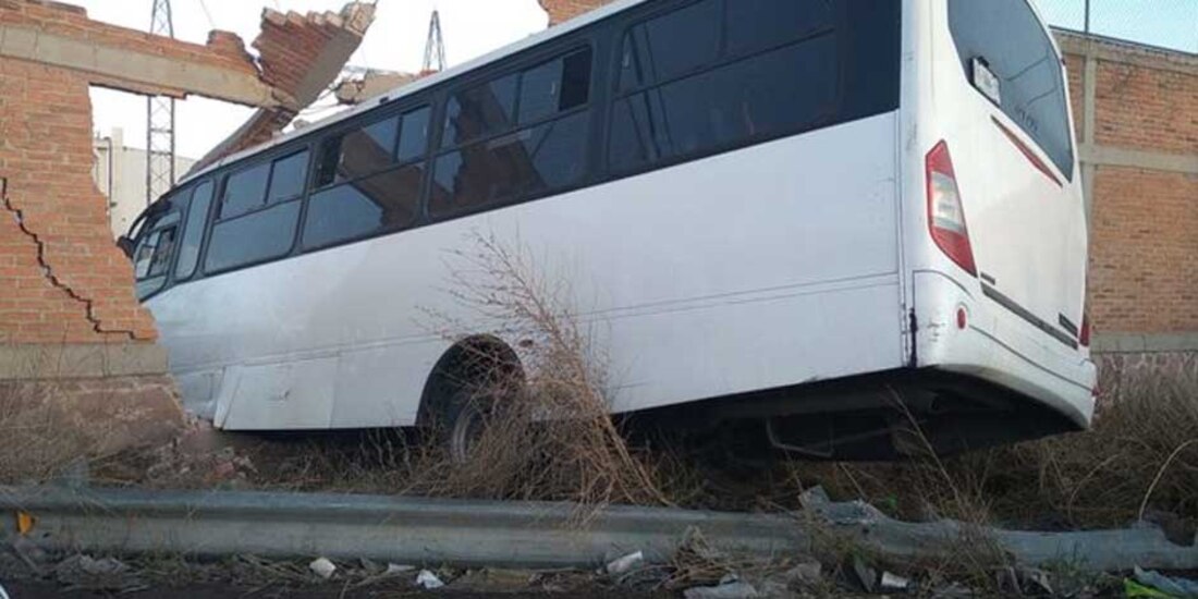 Autobús sin frenos choca contra barda en Aguascalientes y deja un saldo de 28 lesionados