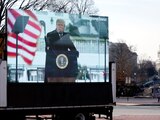 Donald Trump aparece en un camión con vallas publicitarias cerca del Capitolio de Estados Unidos durante el segundo juicio político del expresidente Trump.