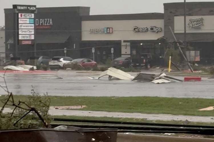Negocios en EU quedaron devastados a causa de las tormentas en Texas y Oklahoma.