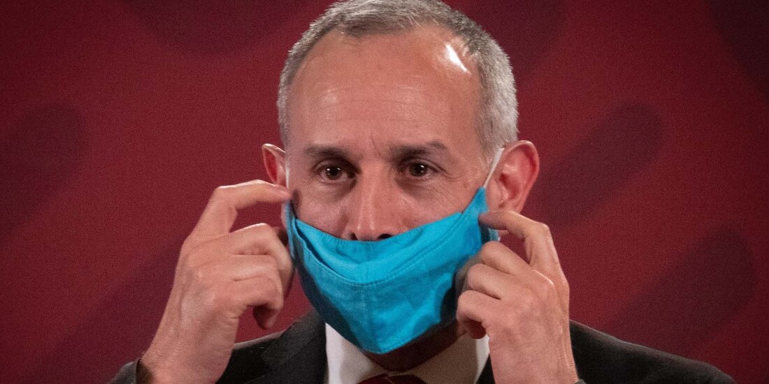 El subsecretario Hugo López-Gatell se retira cubrebocas en una conferencia, el pasado 28 de julio.