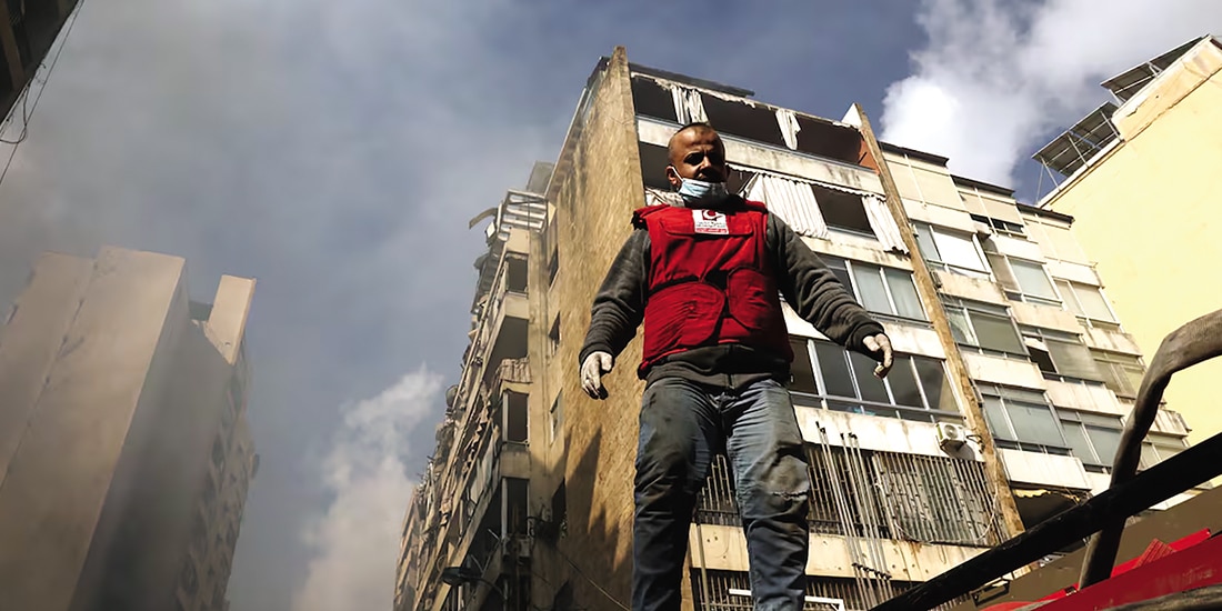 Personal de emergencia en Al-Mazraa, Beirut, ayer.