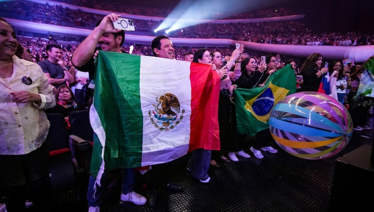 Fans de Lucero de todas partes del mundo en el Auditorio Nacional, el viernes