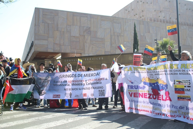 Manifestantes protestaron afuera de la embajada de EU en México, en contra de la intervención militar.
