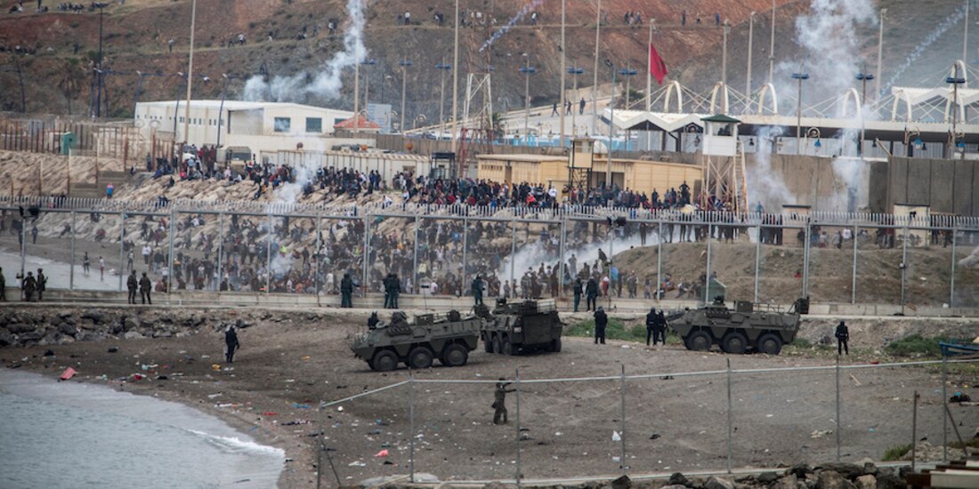 Ejército refuerza la seguridad en Ceuta ante cruce de indocumentados, ayer.
