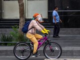 CIUDAD DE MÉXICO, 03JUNIO2020.- Ciclista se transporta por la ciclovía de Av. Juárez; porta cubrebocas, careta y guantes como medida de prevención de COVID-19. Hoy es el día Mundial de la Bicicleta.
FOTO: ANDREA MURCIA/CUARTOSCURO.COM