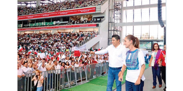 La mandataria con Ricardo Gallardo, ayer.
