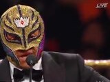 Rey Mysterio da unas palabras a sus aficionados mientras es inducido al Salón de la Fama de la WWE.