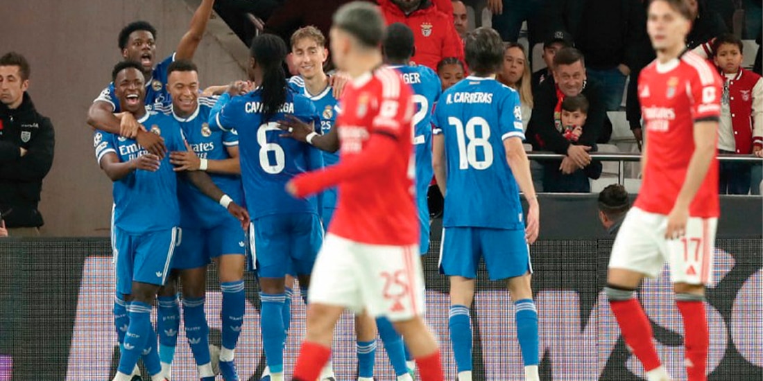 JUGADORES merengues celebran el gol de Vinícius Jr. ayer en la UCL.