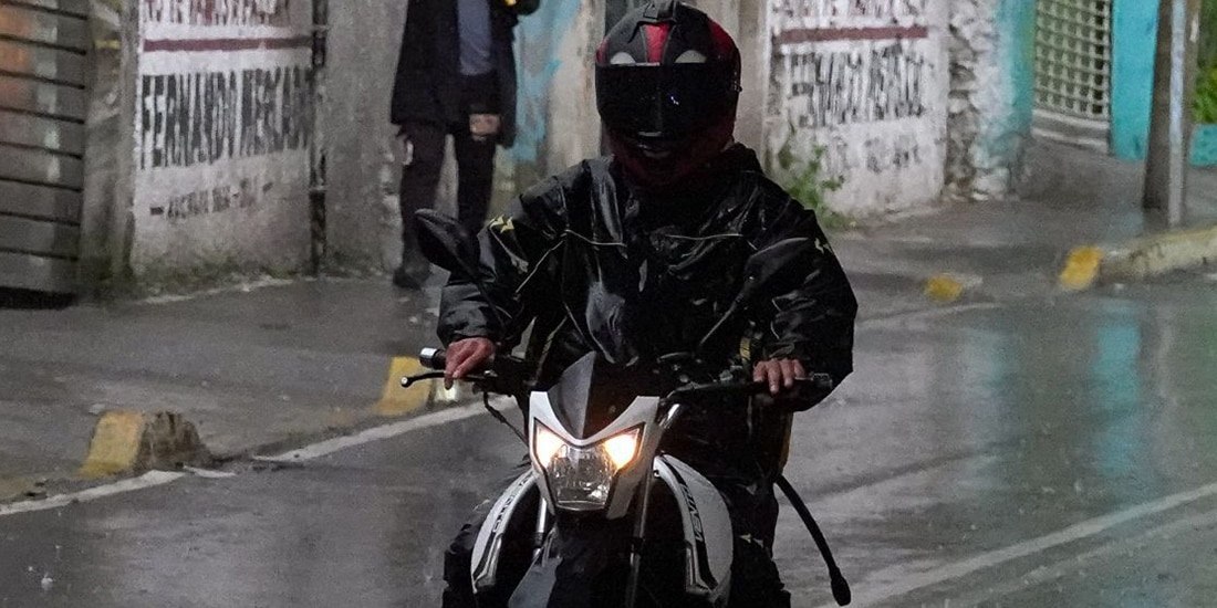 Un motociclista conduce su unidad