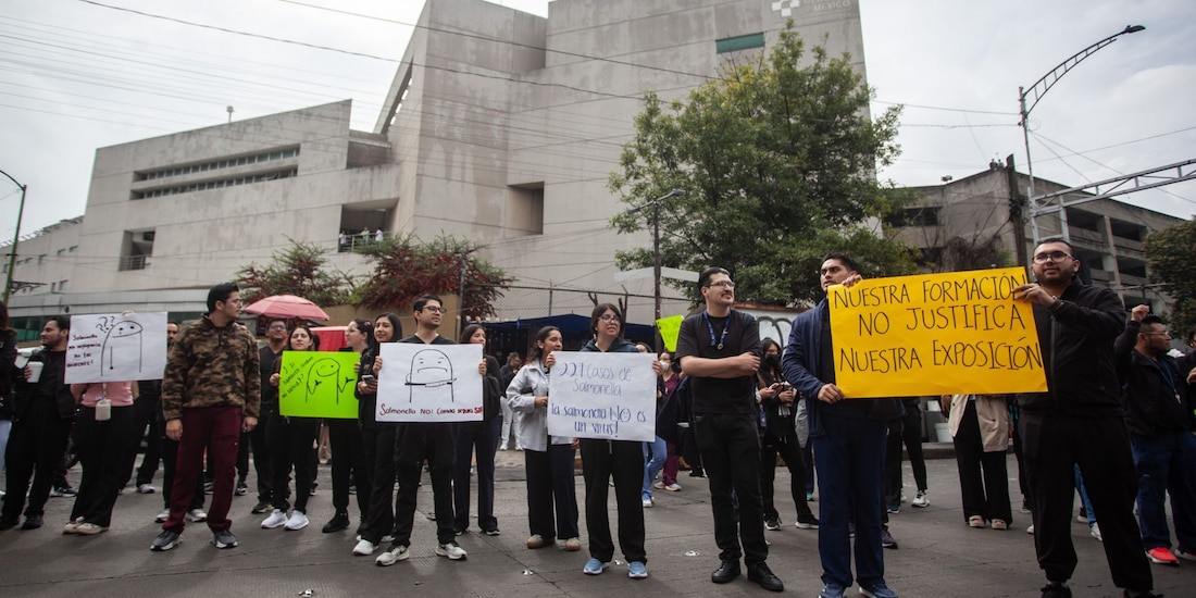 Médicos residentes durante protesta exigiendo mejores condiciones ante el brote de Salmonela en el Hospital General