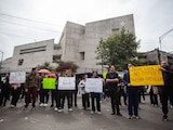 Médicos residentes durante protesta exigiendo mejores condiciones ante el brote de Salmonela en el Hospital General