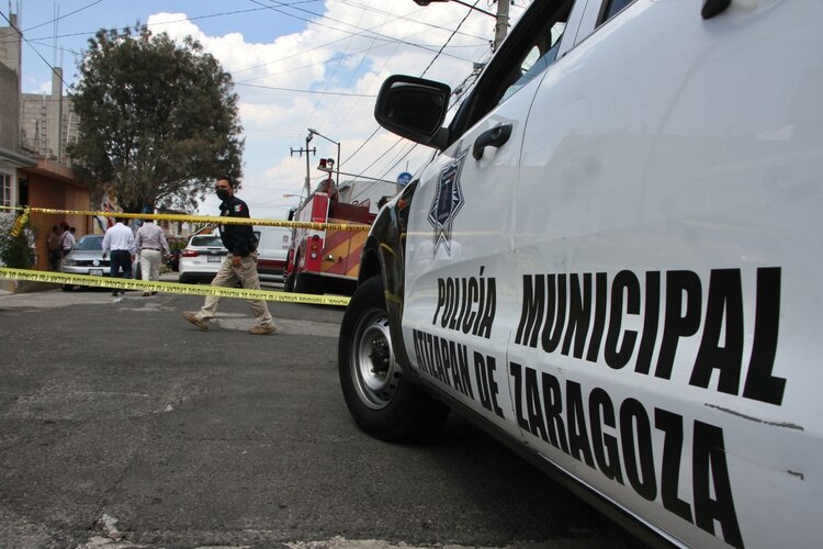 Peritos de la Fiscalía General de Justicia mexiquense, con apoyo de las policías estatal y municipal, continuaron ayer la búsqueda de evidencias en la vivienda del feminicida de Atizapán, Andrés "N", en la colonia Lomas de San Miguel.