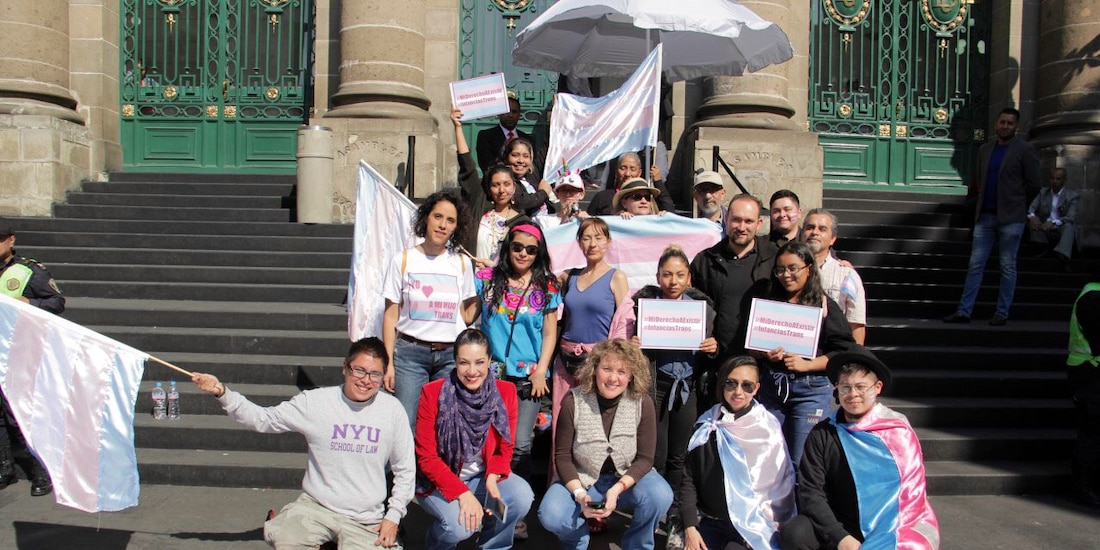 Activistas por las infancias trans y legisladores, en el Congreso de la Ciudad de México, en diciembre.
