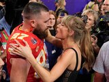 El tight end de los Chiefs de Kansas City, Travis Kelce (87), habla con Taylor Swift después del Super Bowl 58 de la NFL