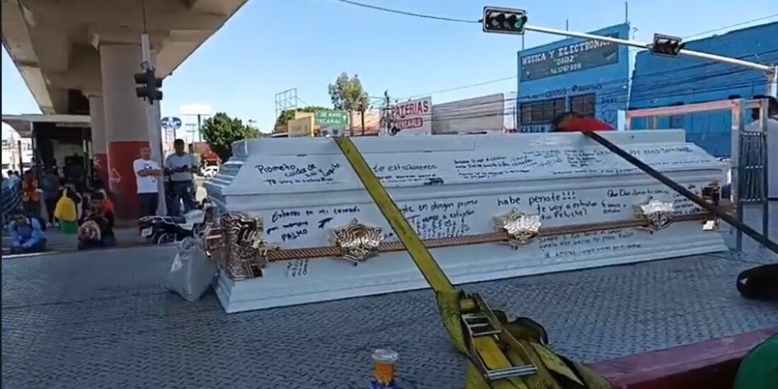 Bloquean la Vía Morelos con ataúd de joven que murió por una bala perdida durante una riña el pasado domingo