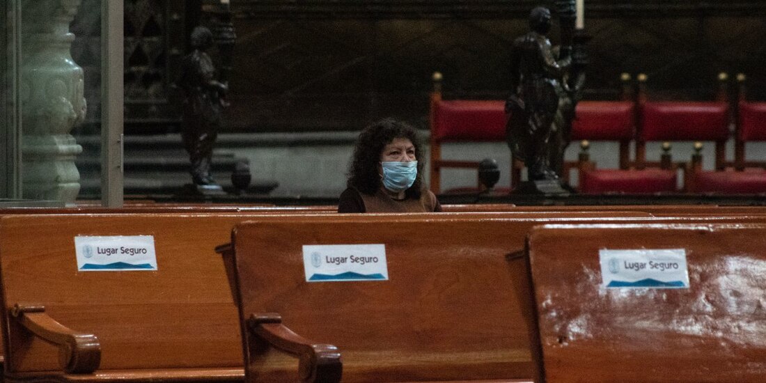  La Catedral Metropolitana permitió el acceso con el uso de cubrebocas y respetando la sana distancia.
FOTO: MAGDALENA MONTIEL /CUARTOSCURO.COM