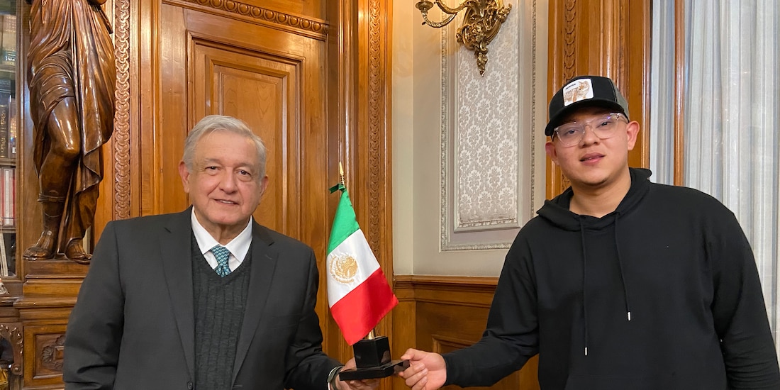 AMLO y Julio Urías, pitcher de los Dodgers de la MLB.