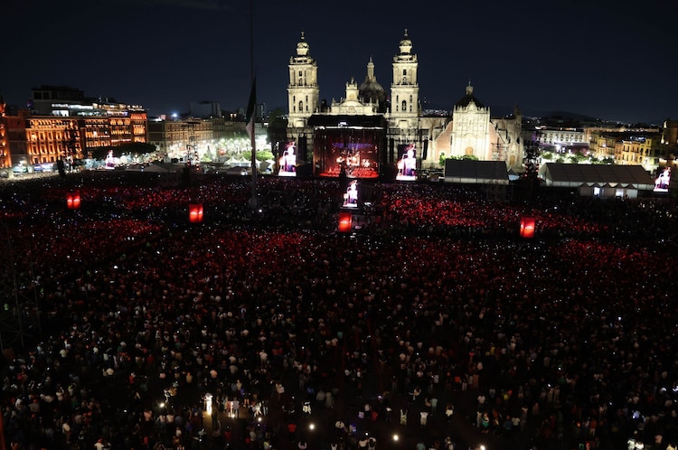 Así lució el Zócalo de la Ciudad de México durante el concierto gratuito de Andrea Bocelli.
