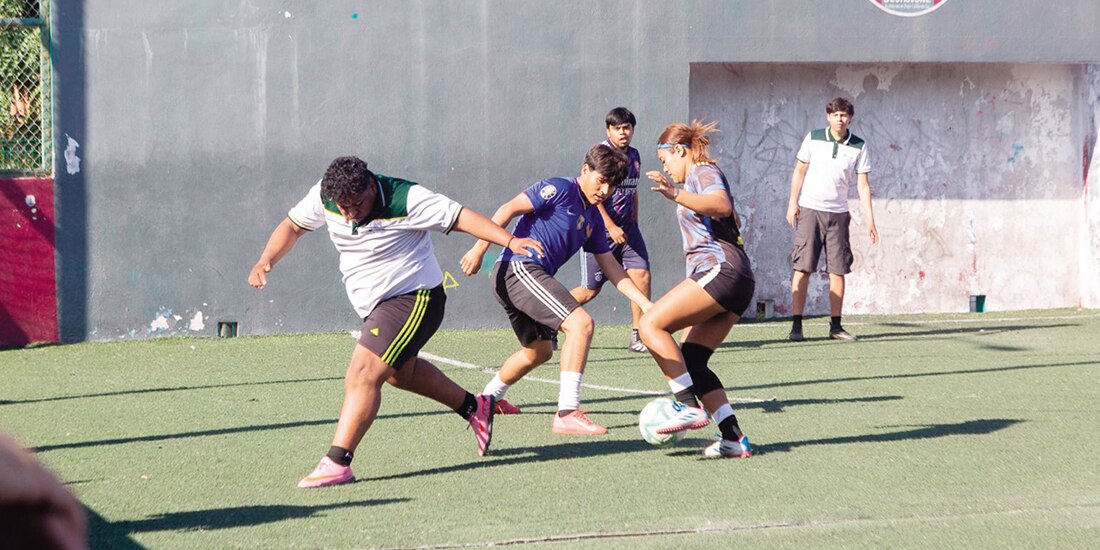 Jóvenes participaron en la Jornada Nacional de Cascaritas y Dominadas en Baja California Sur, ayer.