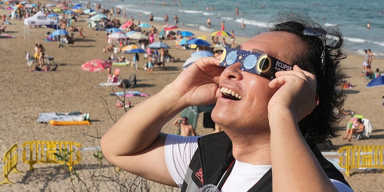 Un hombre con los lentes especiales
que se proporcionaron a los vacacionistas.