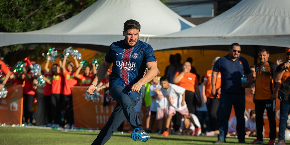 Samuel García Sepúlveda supervisa una de las nuevas canchas de fútbol 7 con pasto sintético instaladas en planteles educativos de Nuevo León.