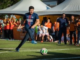 Samuel García Sepúlveda supervisa una de las nuevas canchas de fútbol 7 con pasto sintético instaladas en planteles educativos de Nuevo León.