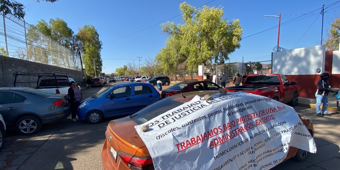 Lonas que los trabajadores exhibieron tras tomar la vialidad de acceso al Instituto de Ciencias Forenses, ayer.