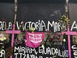 El el marco del Día Internacional de la Mujer, la valla que rodea Palacio Nacional fue cubierta con flores, cruces y nombres de mujeres que han sido víctimas de feminicidio