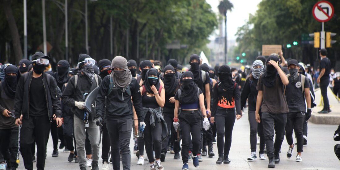 Manifestantes vandalizan locales en el Centro Histórico