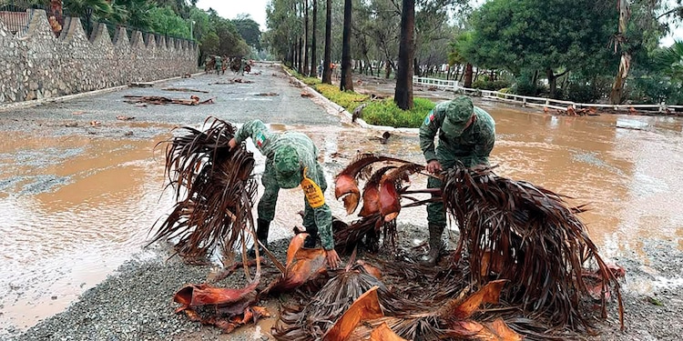 Elementos del Ejército atienden afectaciones por las lluvias, ayer, en Jalisco.