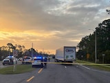 Mexicano muere atropellado por un camión mientras huía de agentes del ICE en Florida.