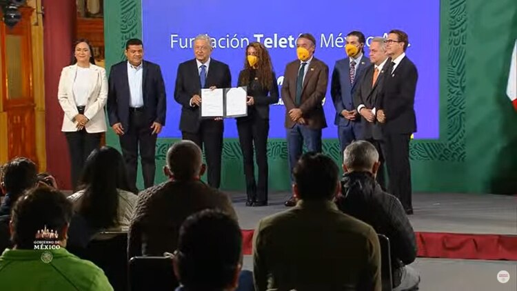 El Presidente AMLO e integrantes de la Fundación Teletón.