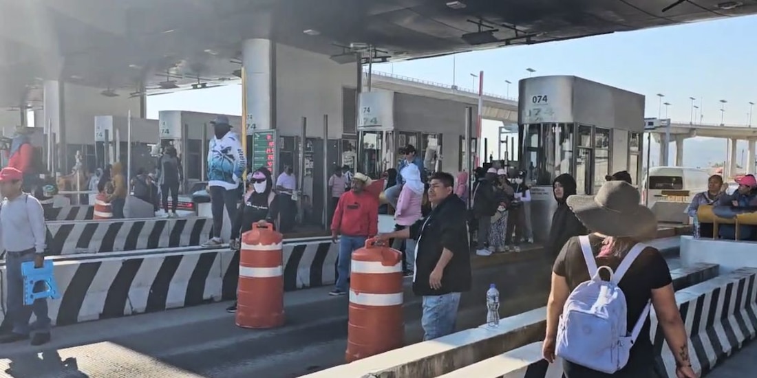 Manifestación de integrantes de la CNTE en la caseta de Tlalpan.