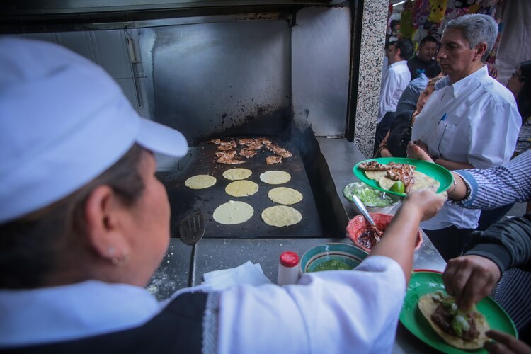 Comensales reciben sus órdenes de alimentos.