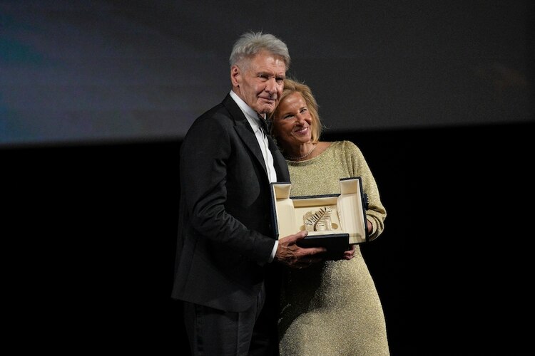 El histrión, junto a Iris Knobloch, al recibir la Palma de Oro honorífica.