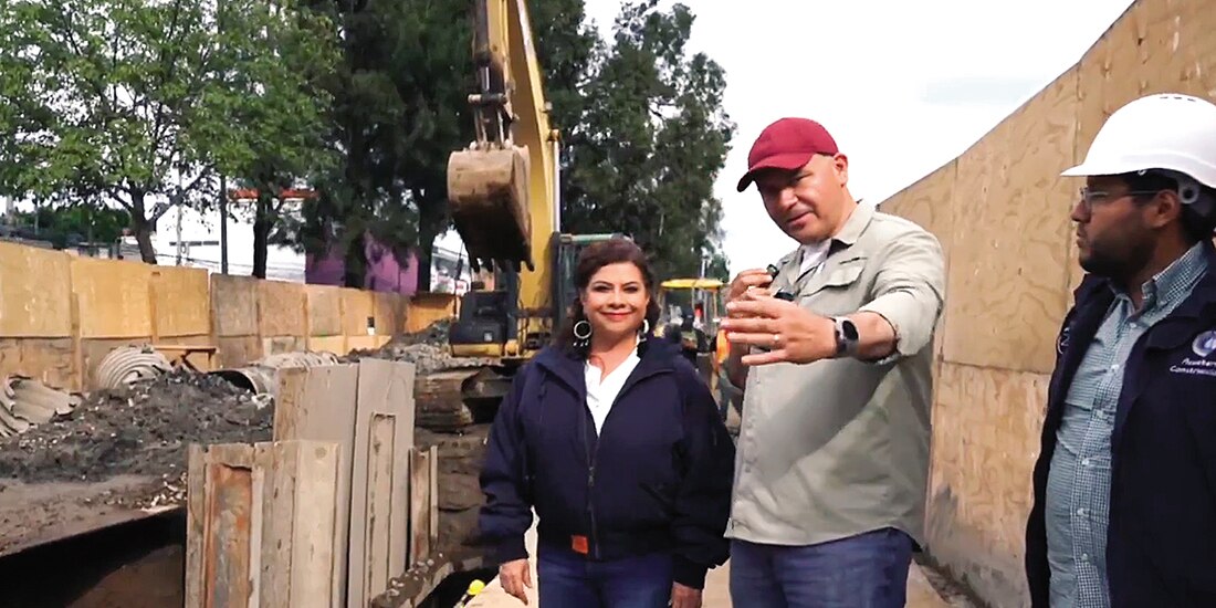 Clara Brugada y Mario Esparza, ayer, en las obras de Zaragoza.